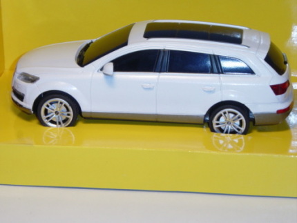 Audi Q7, Mj 05, perlmuttweißmetallic, mit Fernsteuerung, RASTAR, 1:24, mb