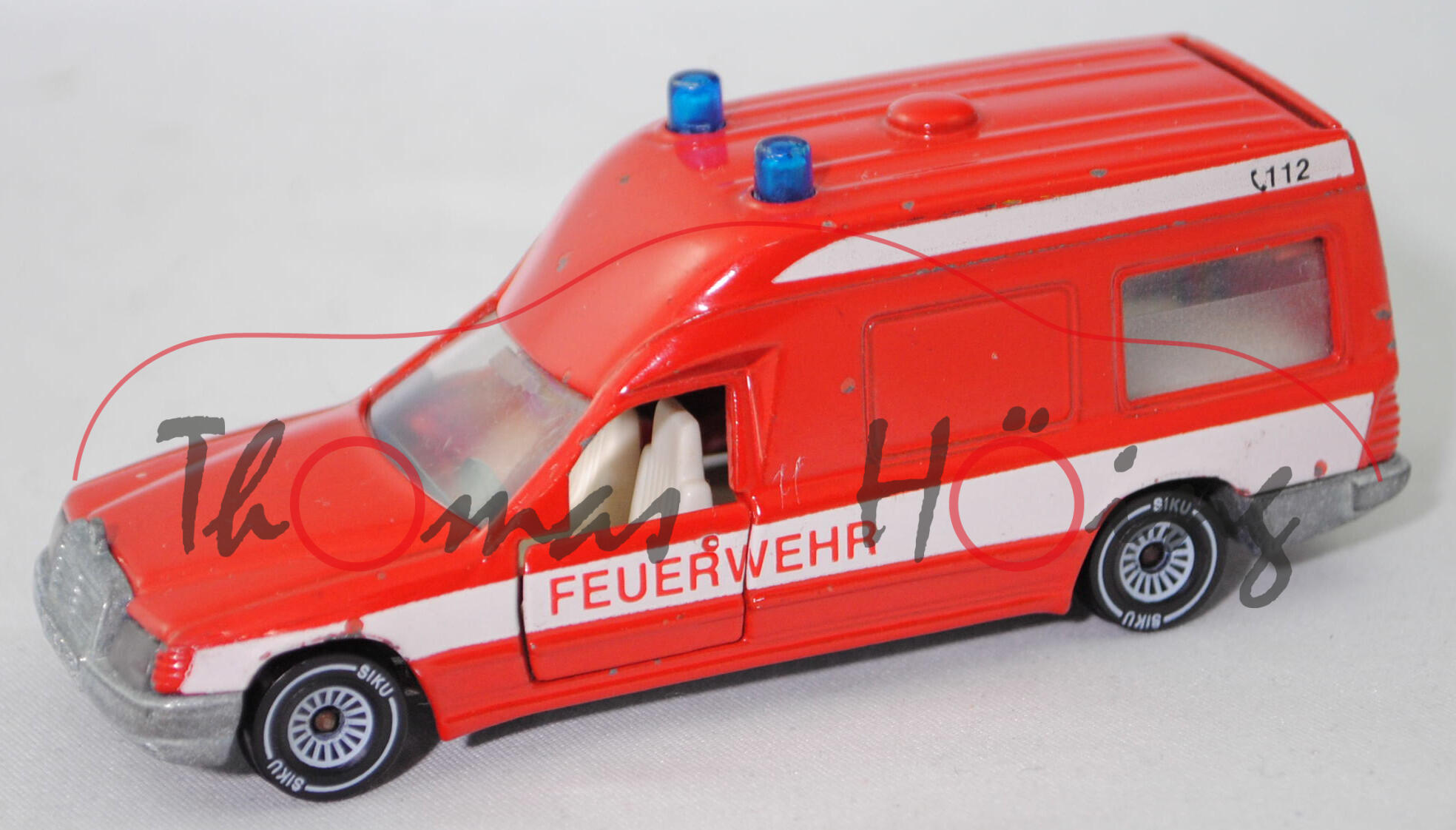 00002 BINZ Ambulanz 2001 lang (Mod. 1986-1989), rot, FEUERWEHR, Fenster 3/4-tel matt, B4, SIKU, vsc