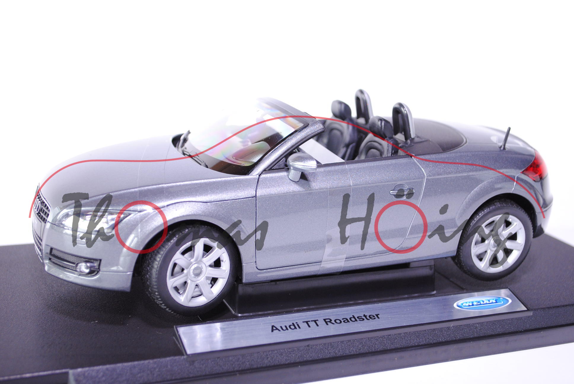 Audi TT Roadster, Mj. 2006, graumetallic, innen schwarz, Lenkrad schwarz, Welly, 1:18, mb