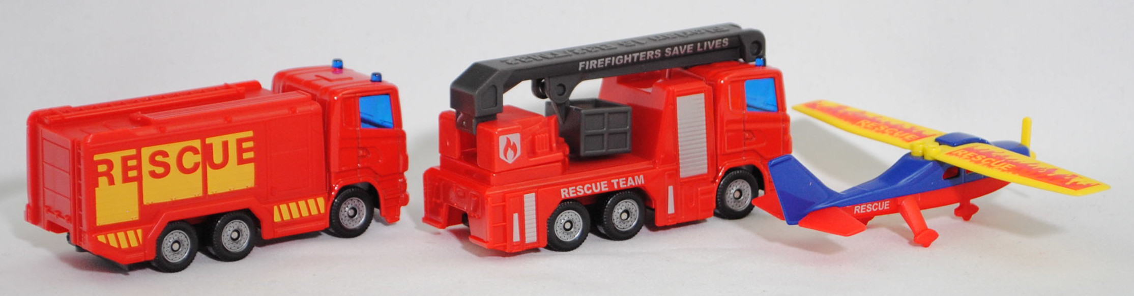 00002 Geschenkset Feuerwehr: Scania R380 Tanklöschfahrzeug + Rosenbauer Hubrettungsbühne auf Scania R380 Fahrgestell + Sportflugzeug + Zubehör, SIKU SUPER, P33R