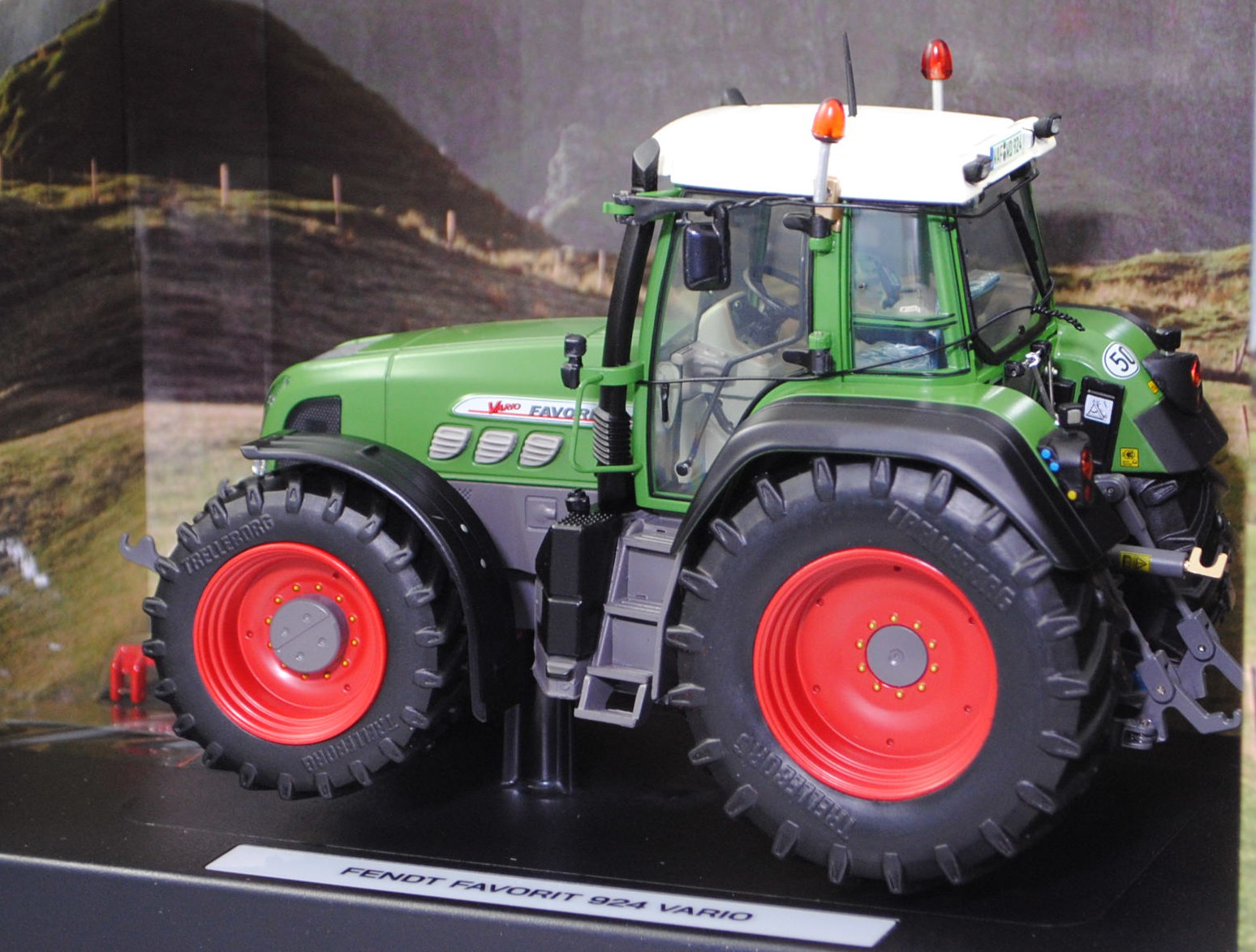 Fendt FAVORIT 924 Vario (2. Generation, Ausführung 2000-2002), reinweiß/hell-grasgrün/schwarz/hell-basaltgrau, Nummernschild WAF WD 924, weise-toys by HOLLAND OTO, 1:32, mb