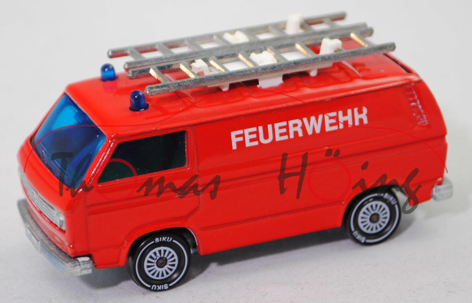 00004 VW Transporter Kastenwagen 2,0 Liter (T3, Mod. 79-82) Feuerwehr-Gerätewagen, rot, FEUERWEHR, Dachträger mit Erhöhung, ohne CE-Zeichen, SIKU, 1:60, m-