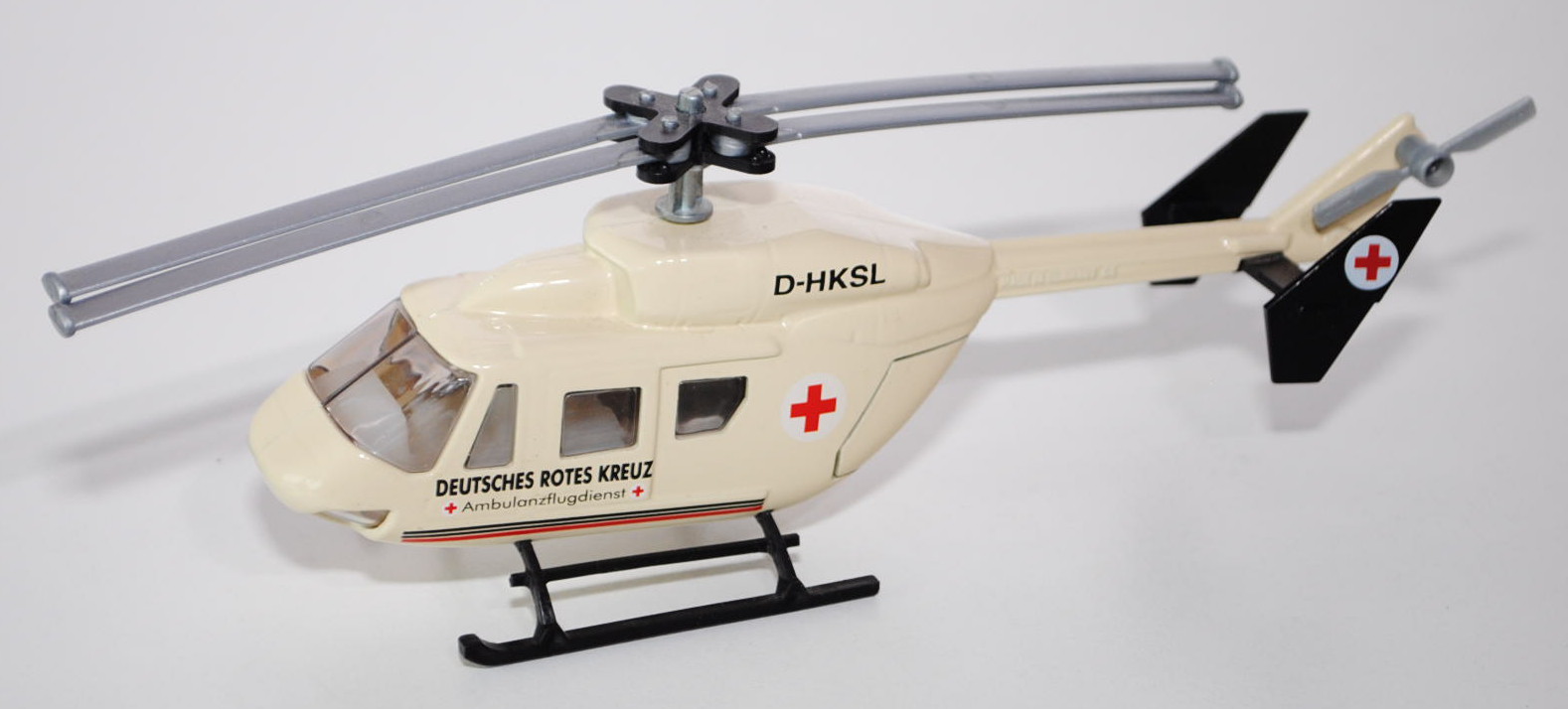 DRK-Hubschrauber BK 117, hellelfenbein, DEUTSCHES ROTES KREUZ / Ambulanzflugdienst / D-HKSL