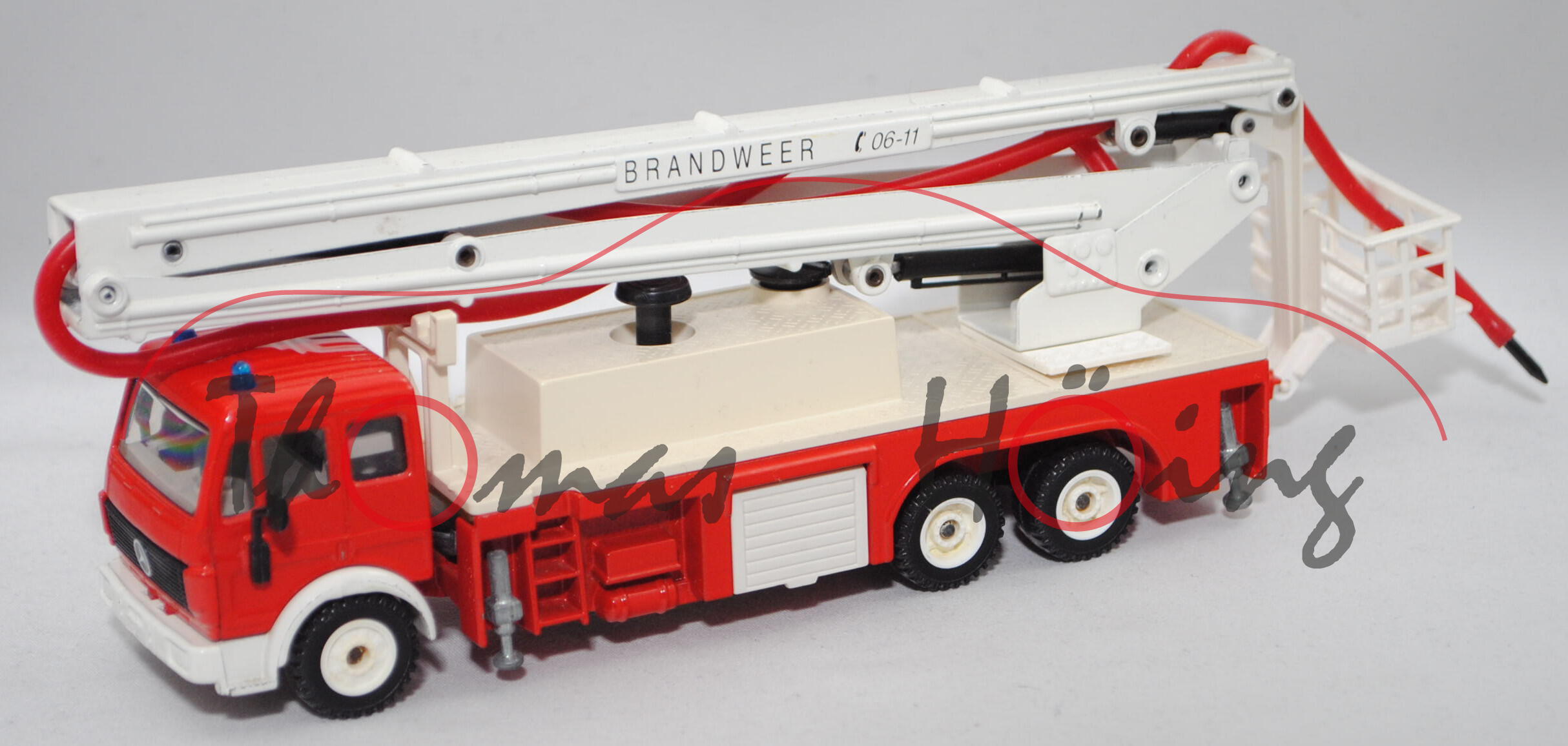 00300 NL MB SK (Mod. 89-94) Feuerwehr mit Gelenkarmbühne, rot/weiß, BRANDWEER, Spritze fehlt