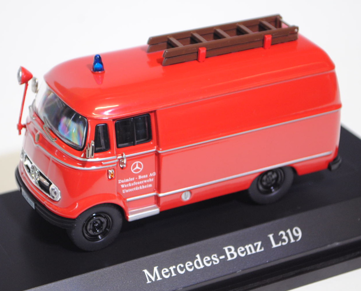 Mercedes-Benz L 319 Feuerwehr mit Leiter auf dem Dach, Modell 1955-1968, feuerrot, Daimler - Benz AG