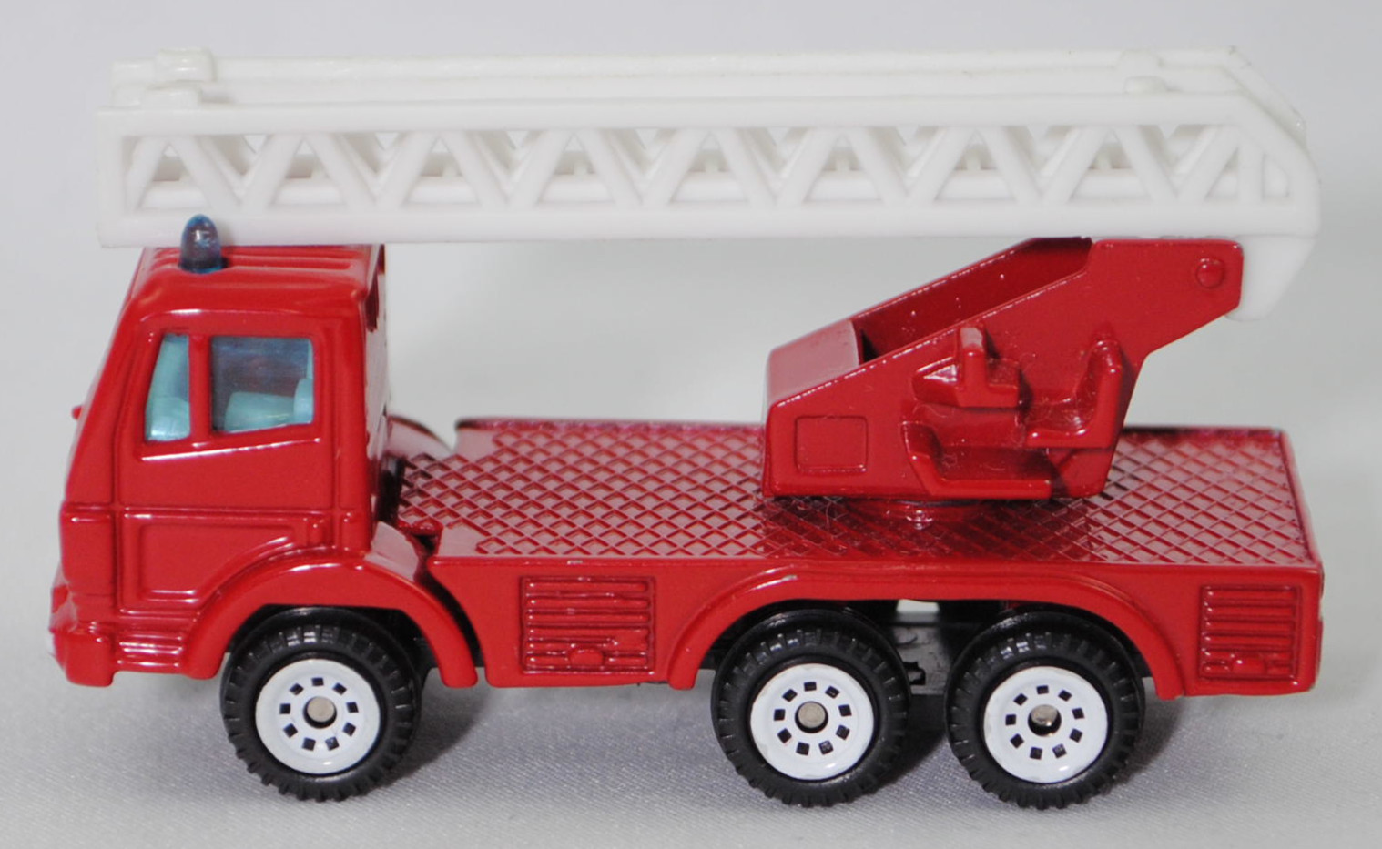 00001 Metz Hubrettungsfahrzeug DL 23-12 S auf Fahrgestell Mercedes-Benz SK 2429 6x4/41 (Modell 1989-1994) (Feuerwehr-Drehleiter), rot, Bpr. 0811/1019/1015, SIKU SUPER, 1:83, m-