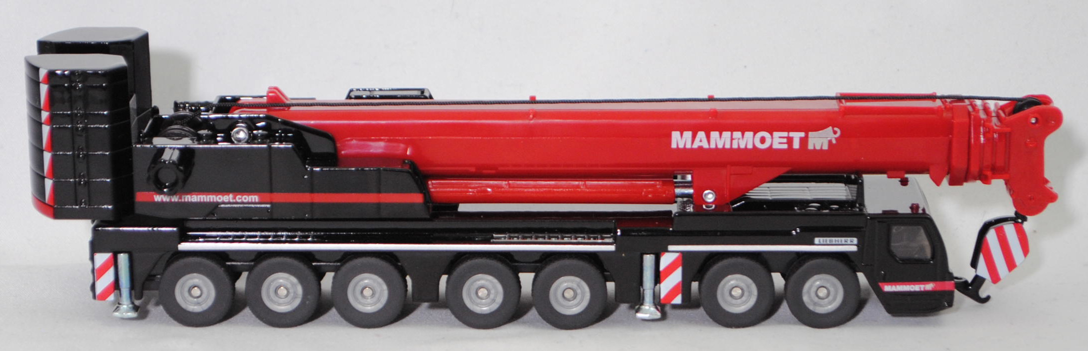 00300 NL LIEBHERR LTM 1400-7.1 Mobilkran (1. Generation, Modell 2005-2022), karminrot/schwarz, MAMMOET / www.mammoet.com, SIKU SUPER, 1:87, Werbeschachtel