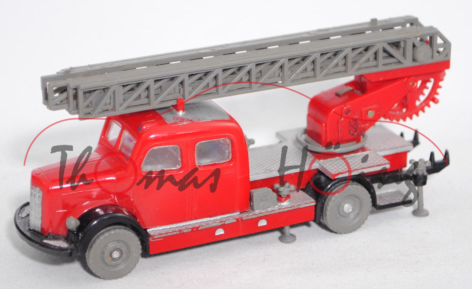 00000 Metz Drehleiter DL 22 auf MB Fahrgestell LF 3500/42, Arbeitsscheinwerfer + Haspel weg, 1:60