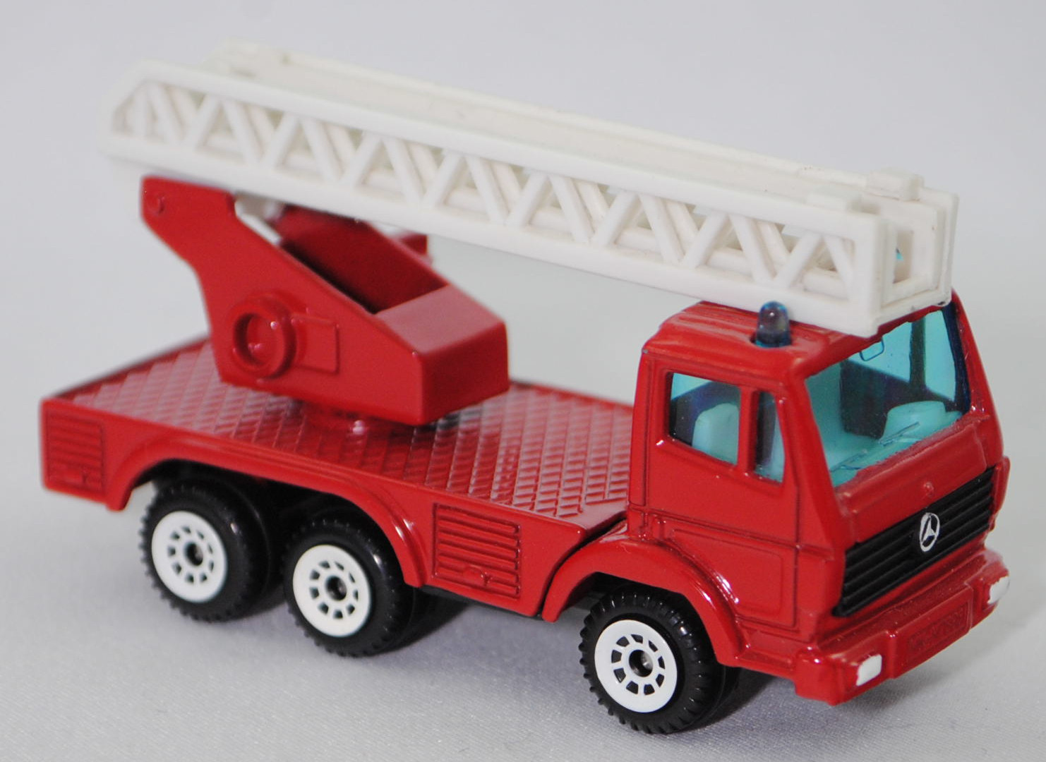 00001 Metz Hubrettungsfahrzeug DL 23-12 S auf Fahrgestell Mercedes-Benz SK 2429 6x4/41 (Modell 1989-1994) (Feuerwehr-Drehleiter), rot, Bpr. 0811/1019/1015, SIKU SUPER, 1:83, m