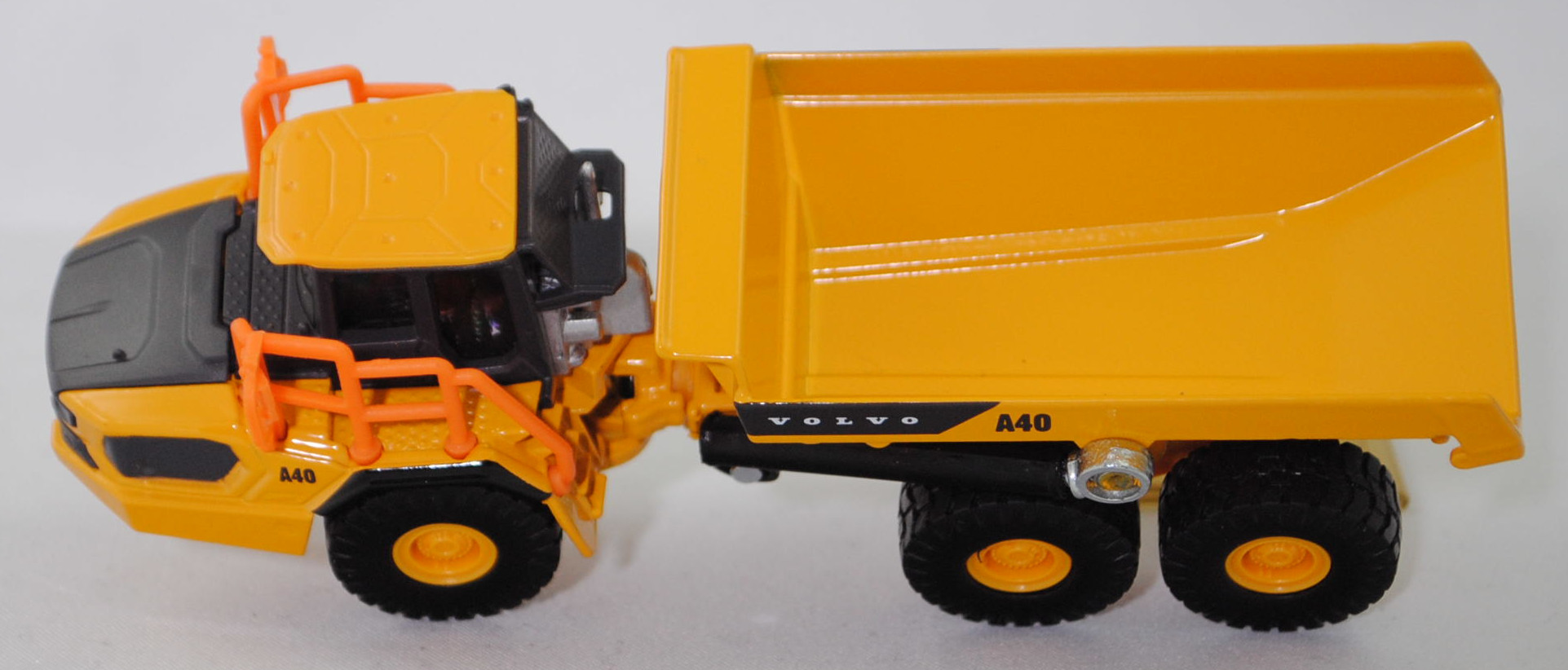 00000 Knickgelenkter Volvo-Dumper A40J 6x6 (10. Generation, Baureihe J-Serie, Modell 2025-), maisgelb/graphitgrau, innen graphitgrau, SIKU SUPER 1:87, L17mpK