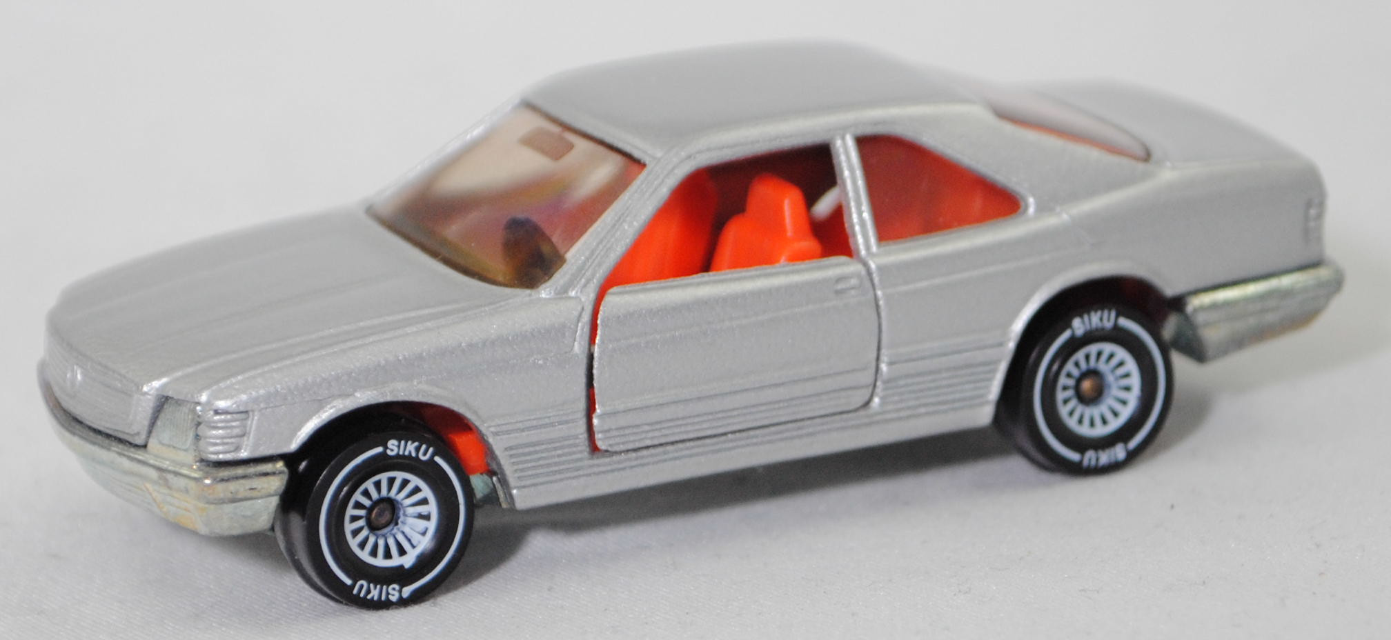 00002 Mercedes-Benz 500 SEC (2. Generation S-Klasse, interne Baureihenbezeichnung C 126, Vor-MoPf, Modell 1981-1985), silbergraumetallic, SIKU SUPER, 1:60, m