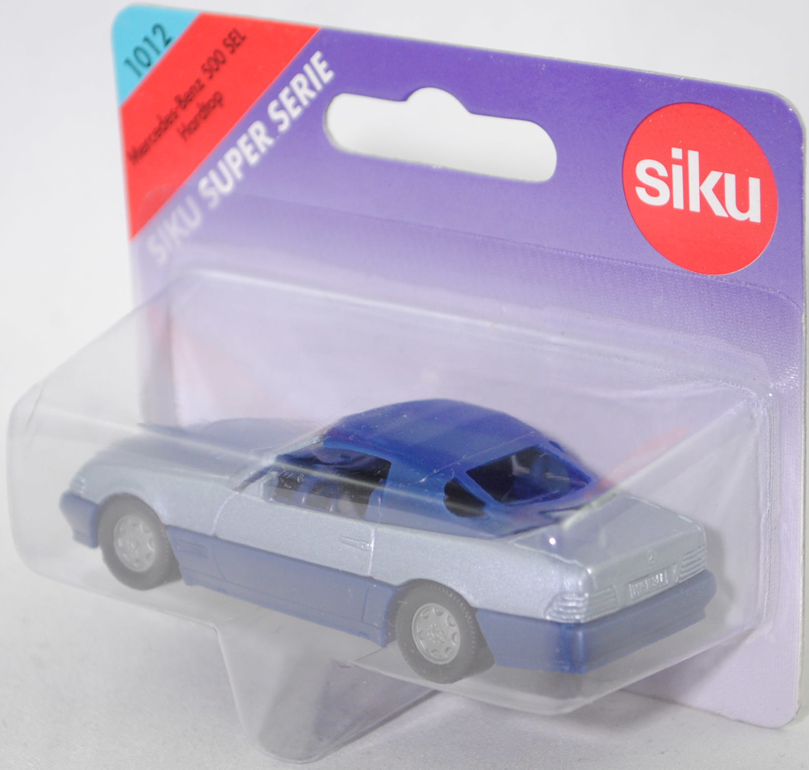00005 Mercedes-Benz 500 SL mit Verdeck (Hardtop) (R 129, Modell 1989-1992), silberblaumetallic/saphirblau, Scheibe seitlich lackiert, Heckklappe mit Stern, Hong, B7, SIKU, 1:55, P26