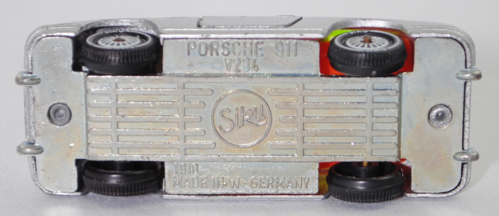 00004 Porsche 911 E Targa (Modell 1968-1969), silbergraumetallic, innen rotorange, Lenkrad cremeweiß, W-Germ, Verglasung gelbgrün, R11, SIKU SUPER, 1:60, m-