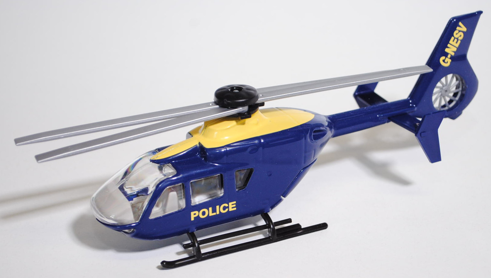 00600 Eurocopter Polizei-Hubschrauber, ultramarinblau, POLICE / G-NESV, 1:55, L15n, GB