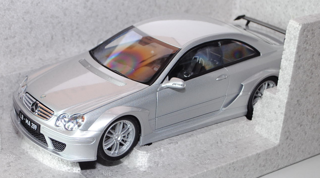 Mercedes-Benz CLK DTM AMG Coupé (Baureihe C 209), Modell 2004, silber, KYOSHO, 1:18, Werbeschachtel