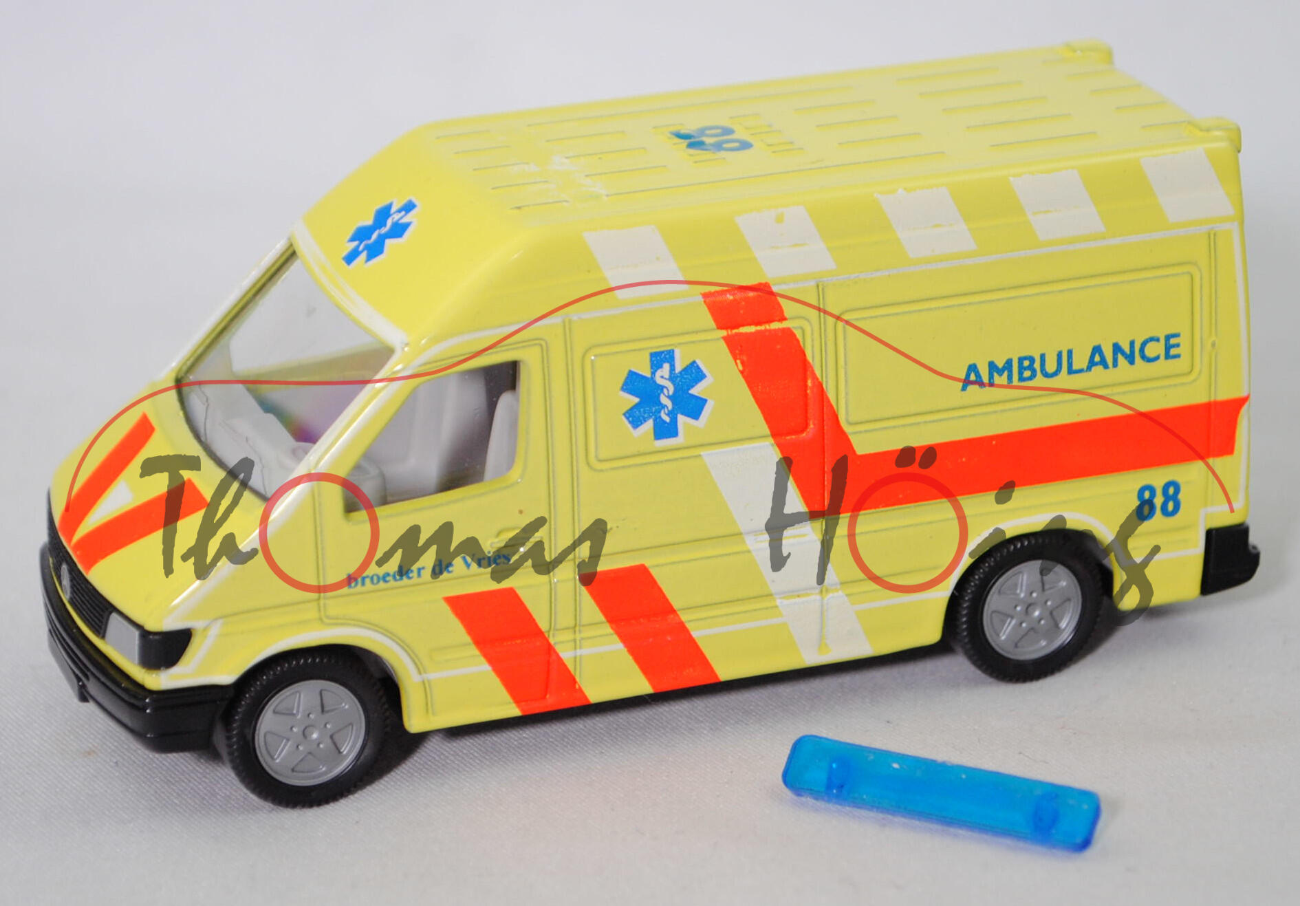 Mercedes-Benz Sprinter I (Modell 1995-2000), gelb, AMBULANCE / broeder de Vries / 88, SIKU, L15