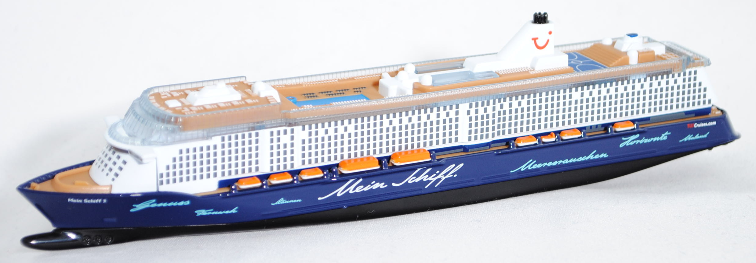 Kreuzfahrtschiff Mein Schiff 3 (Baunummer 1383, Modell 2014-), reinweiß/kobaltblau/schwarz, Genuss F