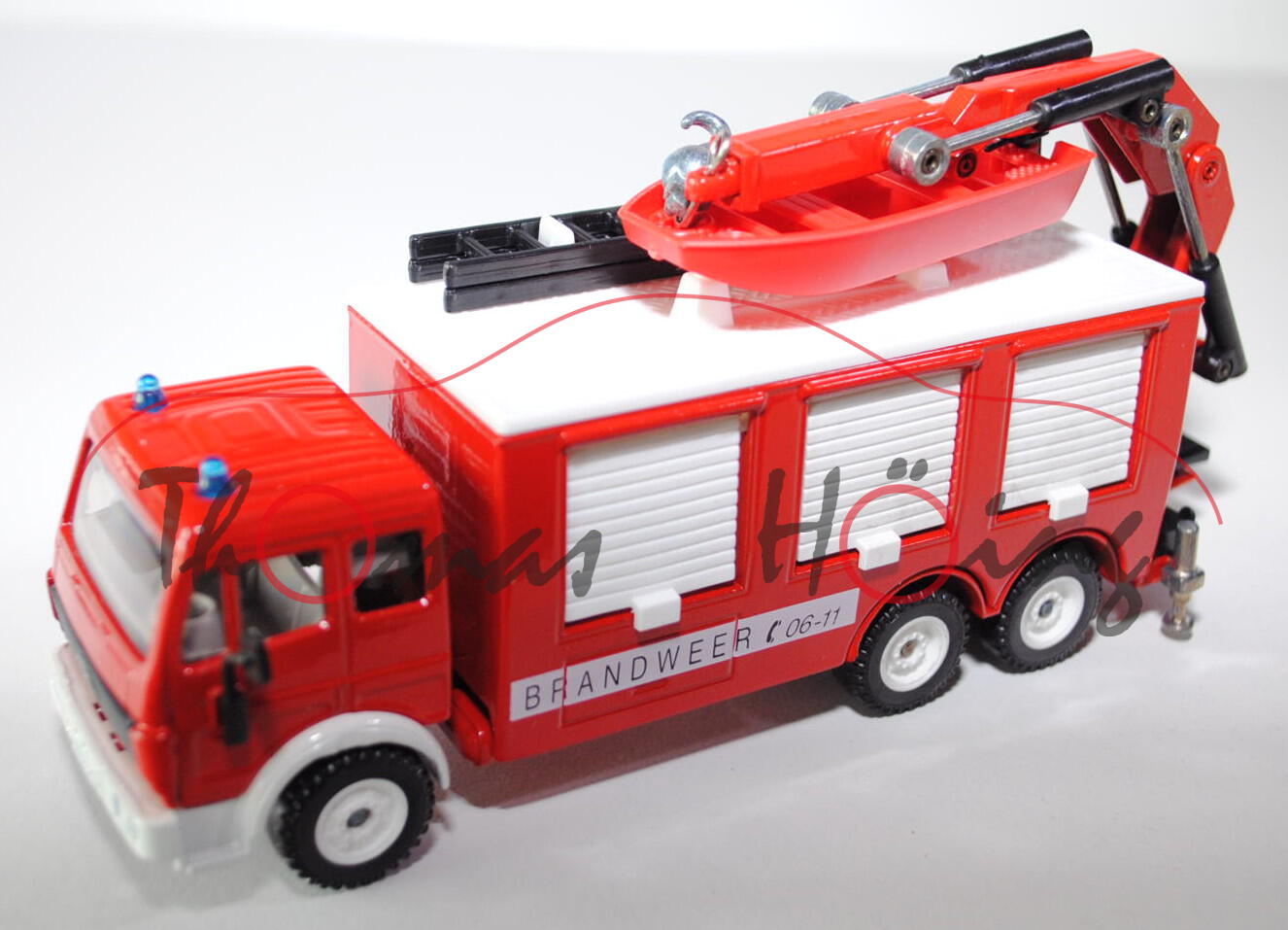 00300 Mercedes SK Feuerwehr-Rüstwagen, verkehrsrot/cremeweiß, BRANDWEER C 06-11, L14a, NL