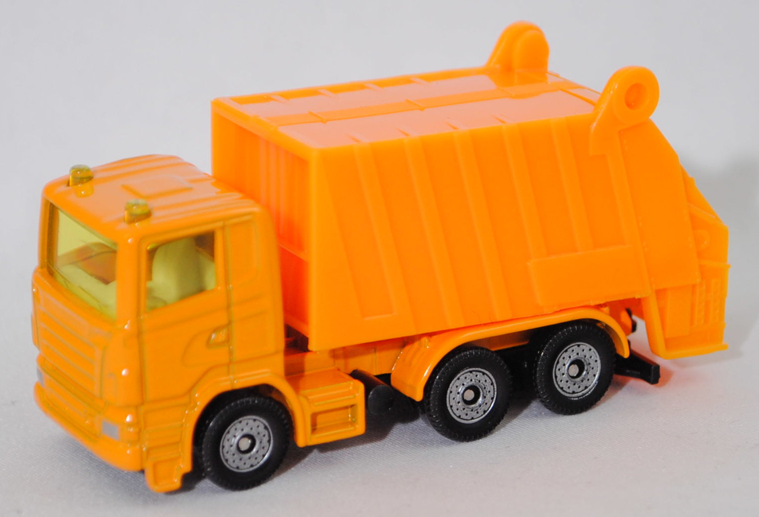 00008 Scania R380 (Typ CR16, Day cab, Modell 2007-2009) Müllwagen, dunkel-melonengelb, innen reinweiß, Kühlergrills mit U-Bügel links, C36, SIKU SUPER, 1:89, P29f