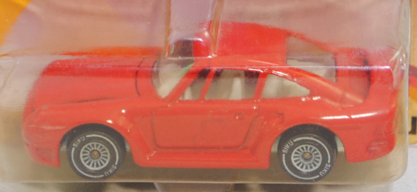 00003 Porsche 959 (Modell 1986-1988), verkehrsrot, innen weiß, Heckflügel offen, SIKU, 1:55, P23 vergilbt