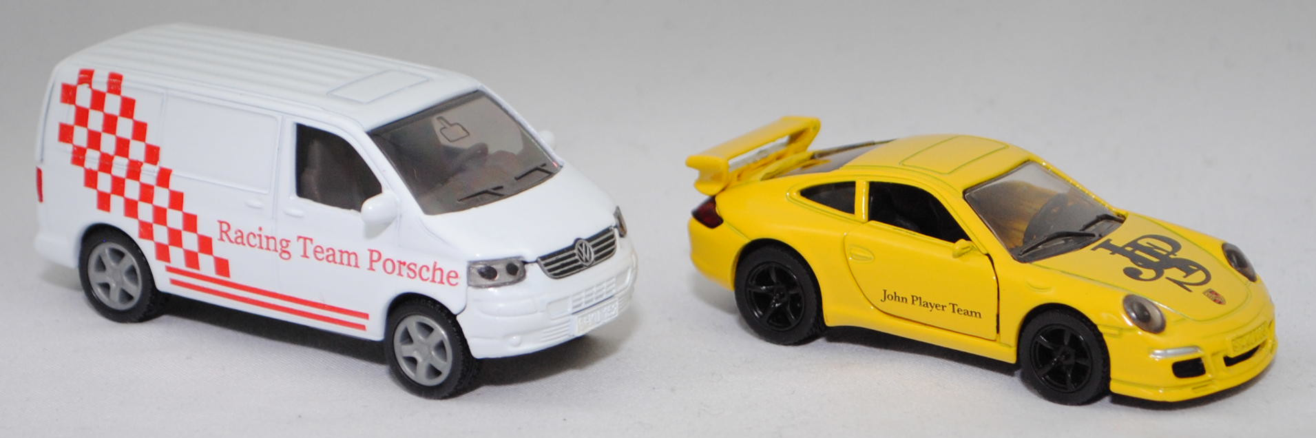 00409 VW T5.1 Transporter Kastenwagen 3.2 V6 4MOTION® mit Porsche 911 Carrera S, weiß, Racing Team Porsche + gelb, John Player Team / JPS , SIKU SUPER 1:55, m