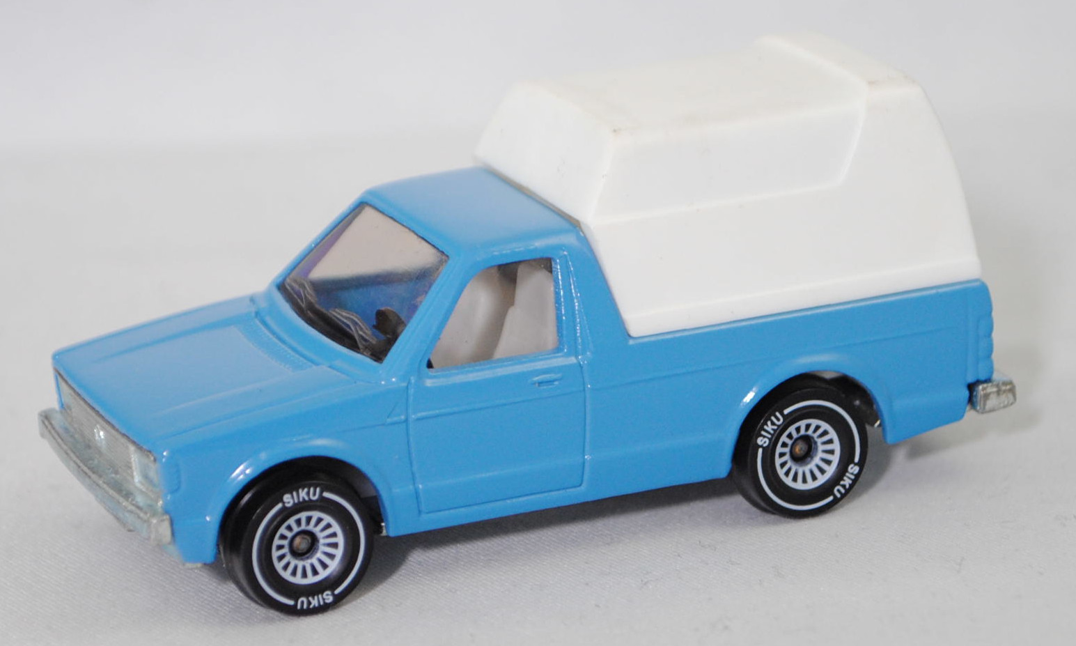 00006 VW Pickup Truck LX (vgl. VW Caddy I) (14D, Typ 147, Mod. 81-83) mit Kastenaufbau, lichtblau, VOLKSWAGEN in weiß auf Heckklappe, Bpr. ohne CE-Zeichen, SIKU, 1:58, m
