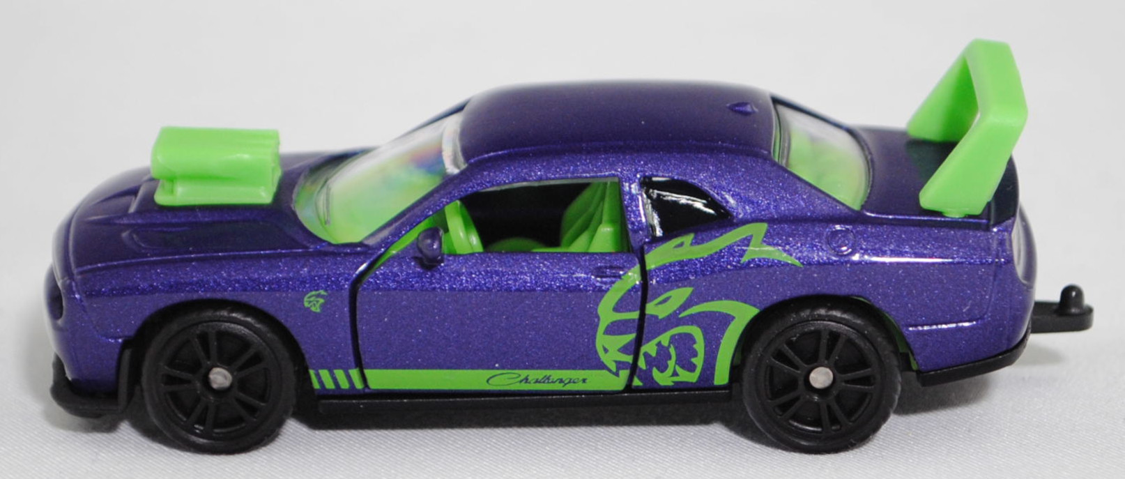 00000 Dodge Challenger SRT Hellcat (3. Generation, Facelift 2014, Modell 2014-2018) Custom, blauviolettmetallic (plum crazy pearlcoat), SIKU SUPER, 1:63, P29f
