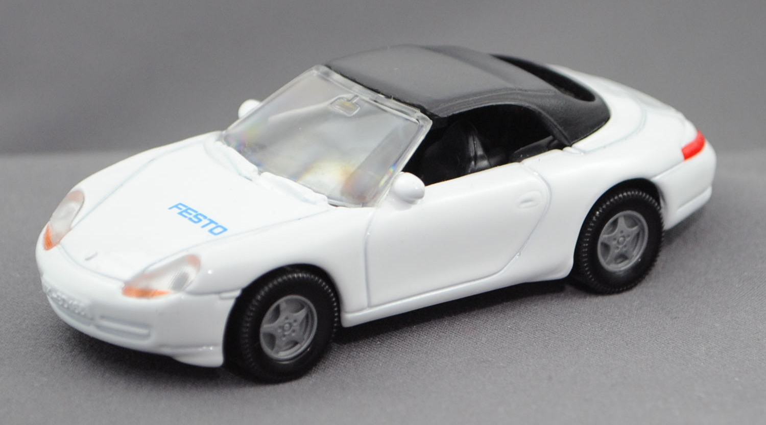 Porsche 911 Carrera Cabriolet (Typ 996, Modell 1997-2001), weiß, Druck FESTO auf der Haube vorne, B9