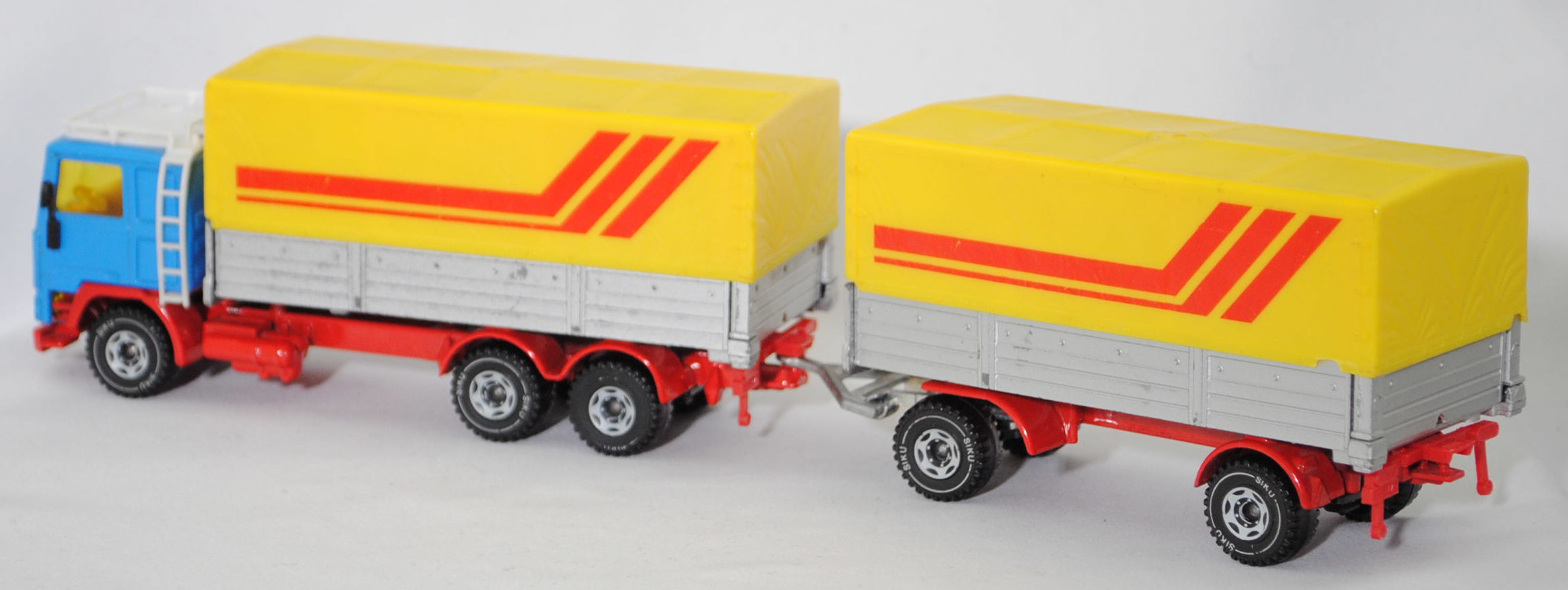00004 Volvo F12 Turbo 6 (Modell 1977-1983) LKW mit Anhänger, himmelblau/rot/silber, ohne Rahmen im Kühlergrill, Dachgepäckträger weiß, zinkgelbe Plane, LKW10, SIKU, 1:55, m-