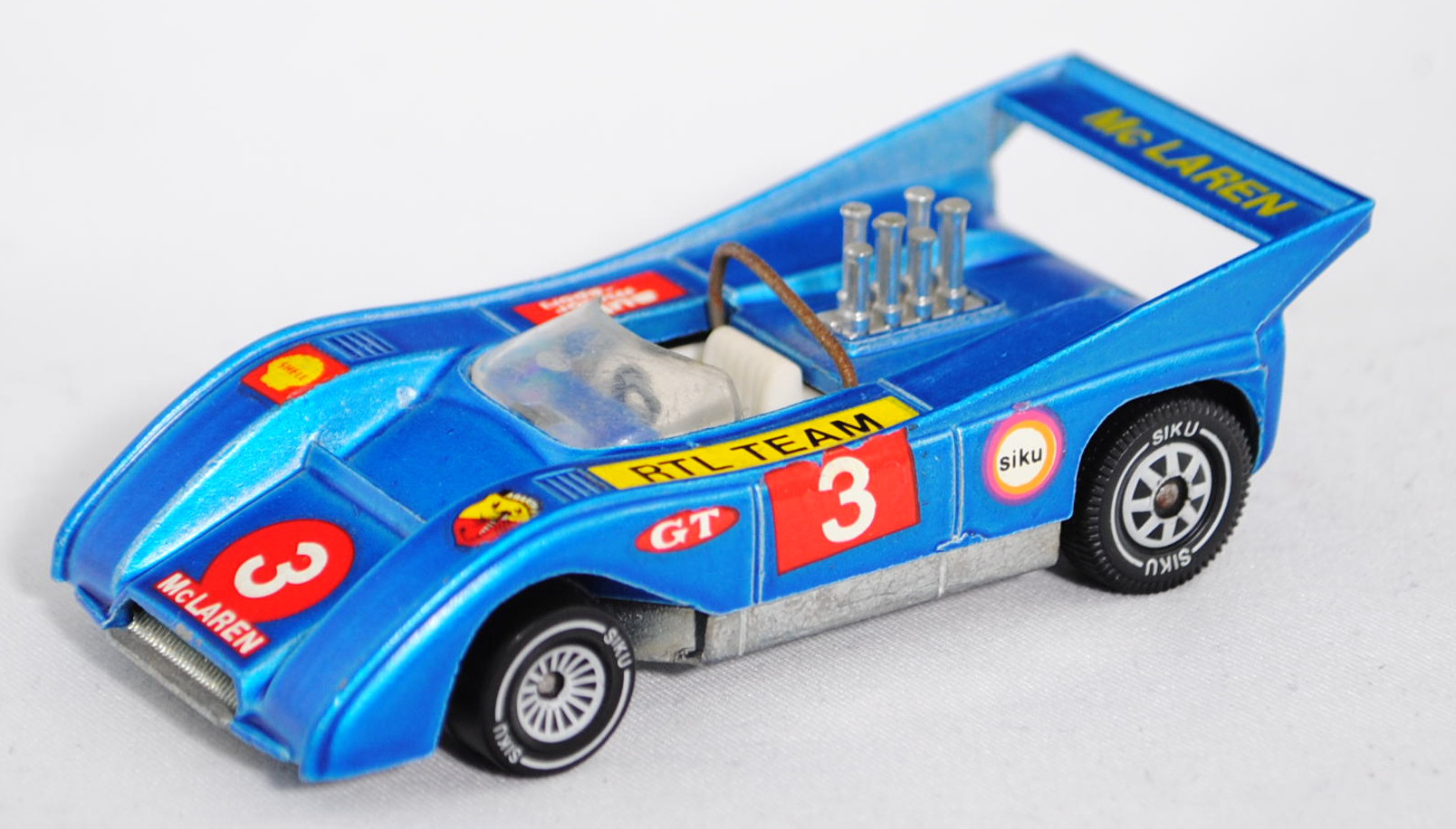 00002 McLaren M8F (CanAm-Prototyp, Modell 1971-1972), himmelblaumetallic, innen weiß, Lenkrad schwar