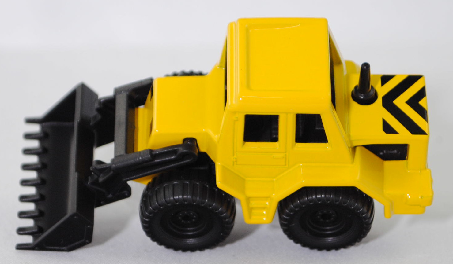 00006 Frontlader, kadmiumgelb, innen schwarz, Prägung Adresse unter der Schaufel 4 mm hoch, Chassis schwarz, C79 schwarz, SIKU SUPER, P29f