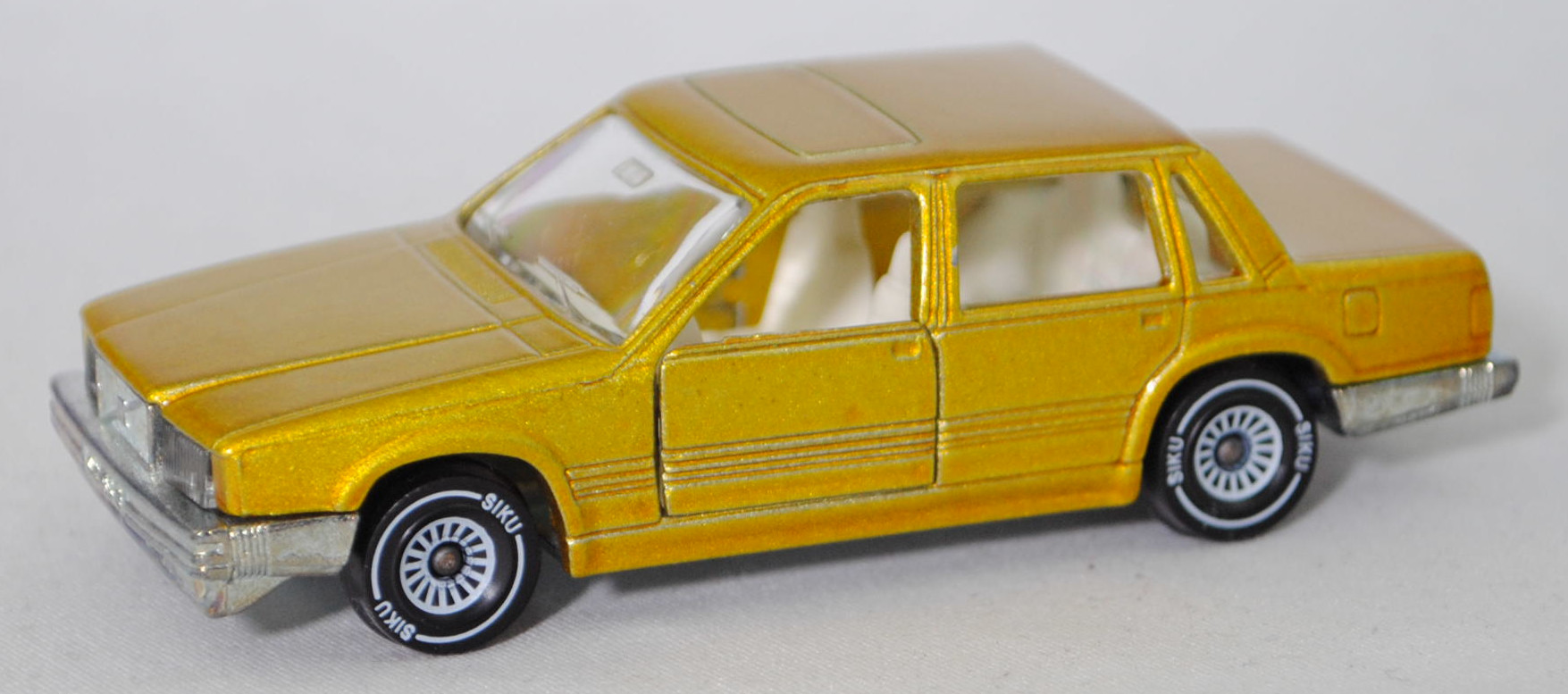 00002 Volvo 760 GLE (1. Generation, interne Baureihenbezeichnung 764, Vorfacelift, Modell 1982-1986), hell-honiggelbmetallic, mit 2 Kopfstützen hinten, SIKU SUPER, 1:55, m