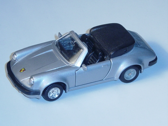 Porsche 911 SC, silbergraumetallic, Vordertüren zu öffnen, mit Rückziehmotor, MC TOY, 1:36