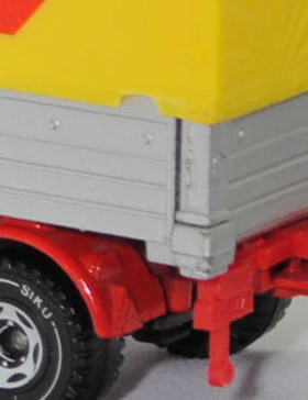 00004 Volvo F12 Turbo 6 (Modell 1977-1983) LKW mit Anhänger, himmelblau/rot/silber, ohne Rahmen im Kühlergrill, Dachgepäckträger weiß, zinkgelbe Plane, LKW10, SIKU, 1:55, m-