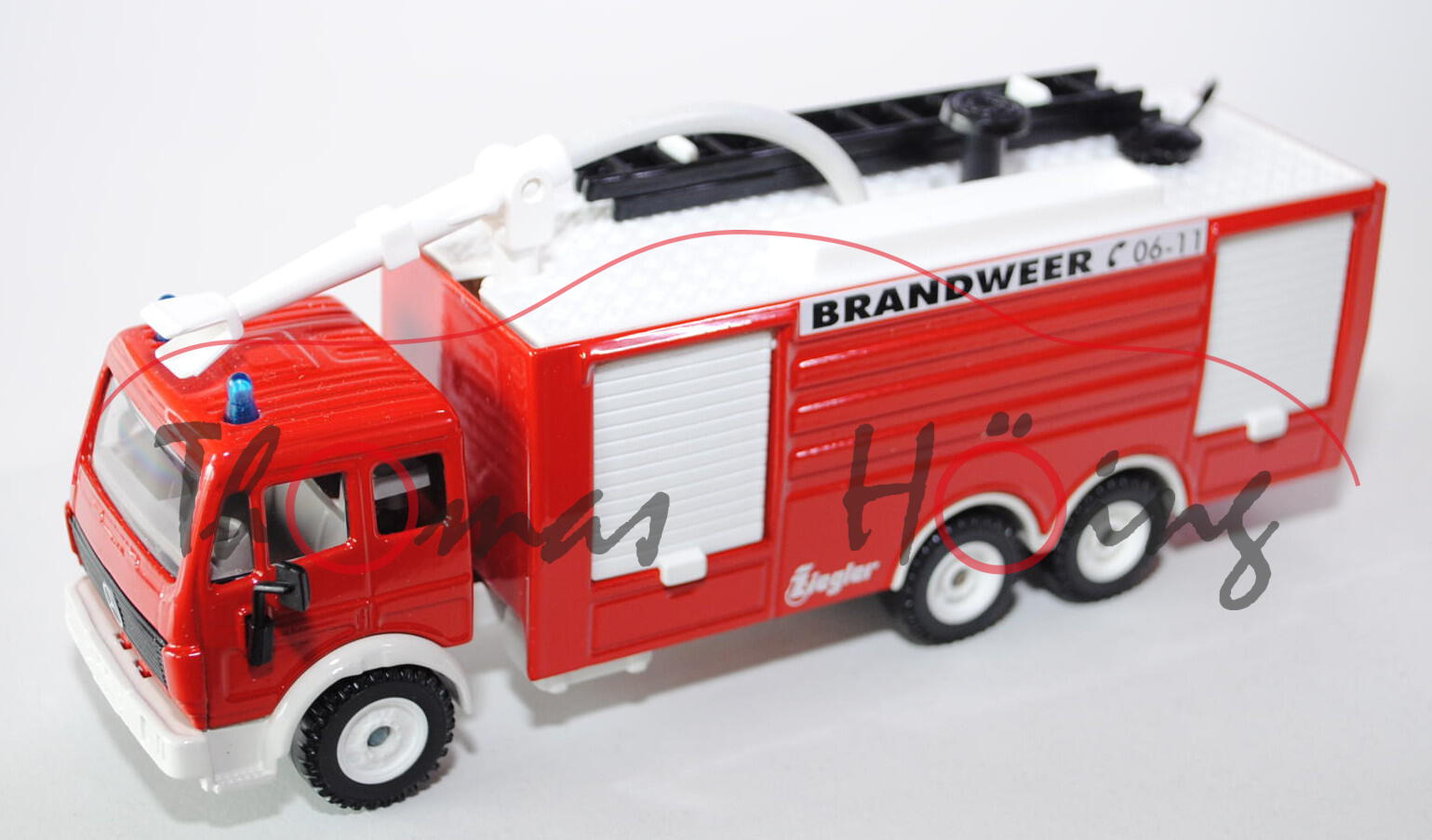 00300 Mercedes SK Tanklöschfahrzeug, verkehrsrot/cremeweiß, BRANDWEER 06-11 / Ziegler, L15, NL