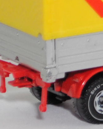 00004 Volvo F12 Turbo 6 (Modell 1977-1983) LKW mit Anhänger, himmelblau/rot/silber, ohne Rahmen im Kühlergrill, Dachgepäckträger weiß, zinkgelbe Plane, LKW10, SIKU, 1:55, m-