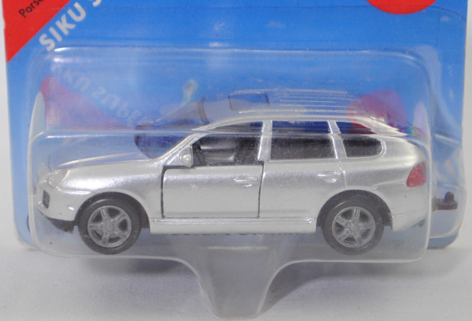 00000 Porsche Cayenne Turbo (1. Generation, Typ 9PA, Vorfacelift, Modell 2002-2006), weißaluminiummetallic, Sicke auf Heckklappe in Höhe Heckscheibe, SIKU SUPER, 1:57, P28a