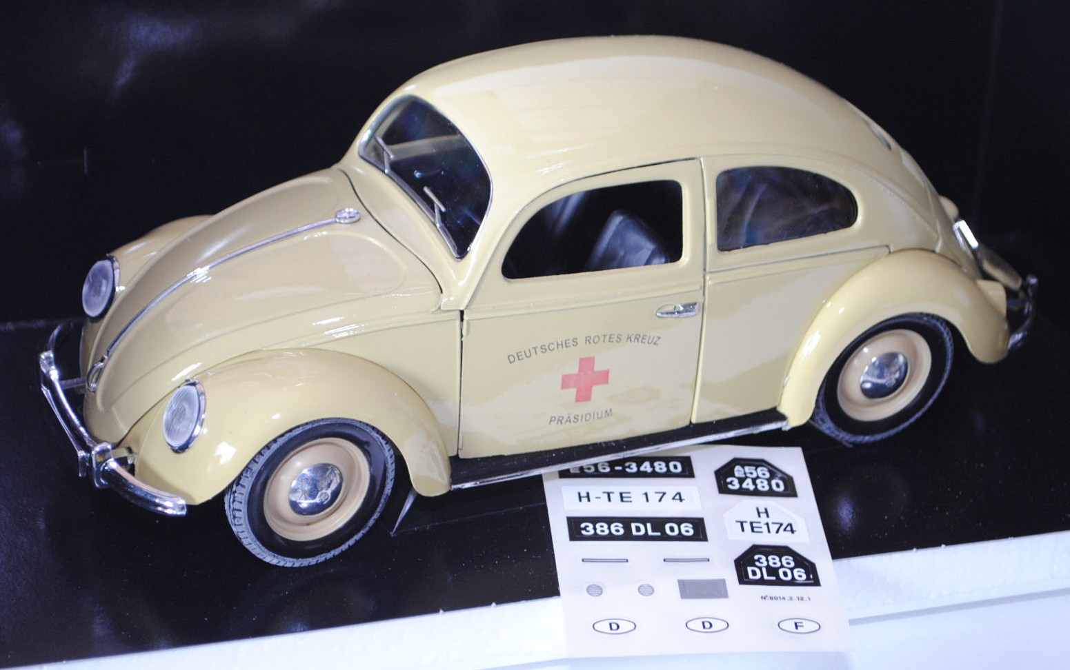 VW Käfer Standardlimousine (Typ 11) (Brezelkäfer), Modell 1949, grünbeige, DEUTSCHES ROTES KREUZ / P