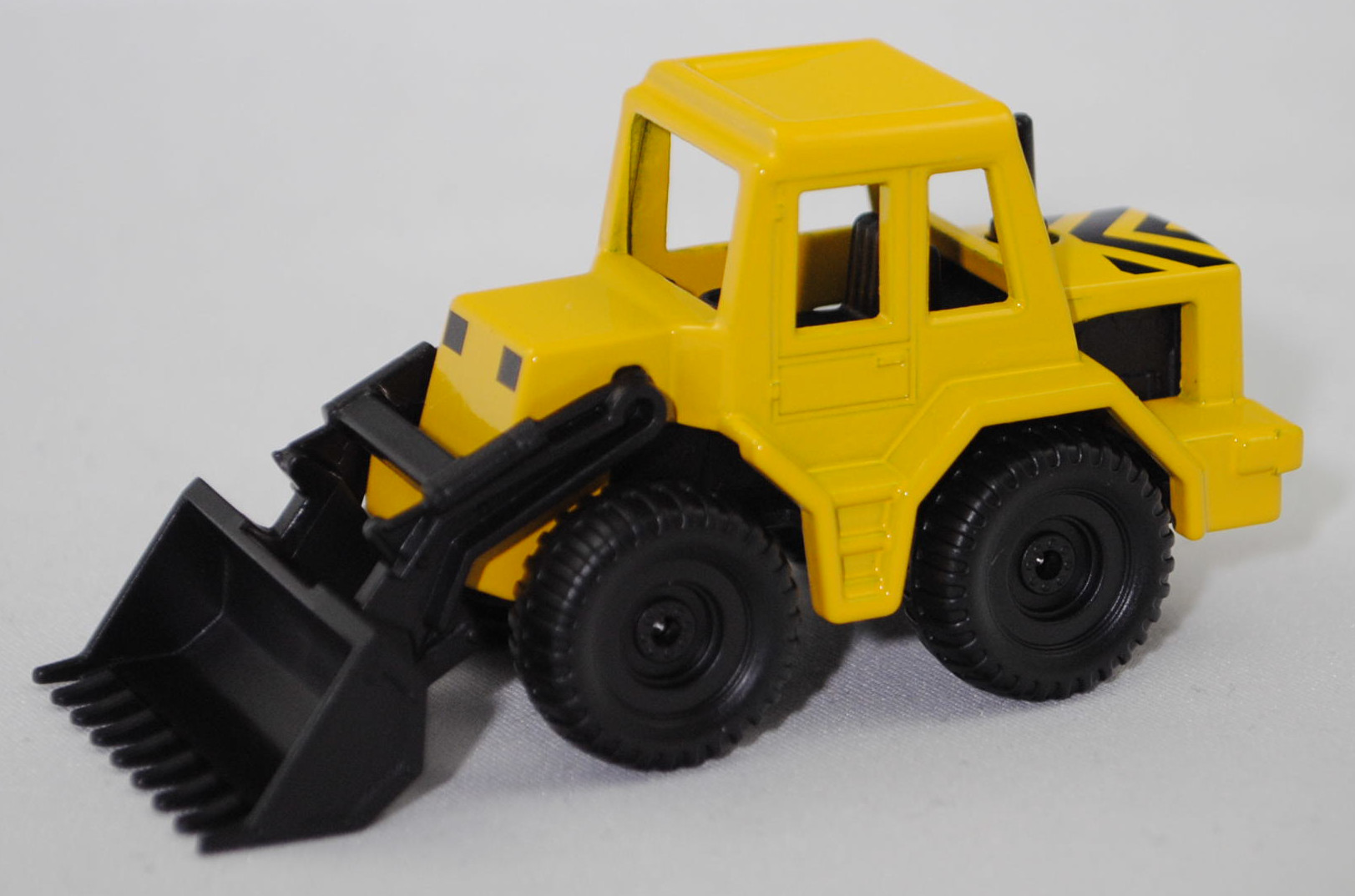 00006 Frontlader, kadmiumgelb, innen schwarz, Prägung Adresse unter der Schaufel 4 mm hoch, Chassis schwarz, C79 schwarz, SIKU SUPER, P29f