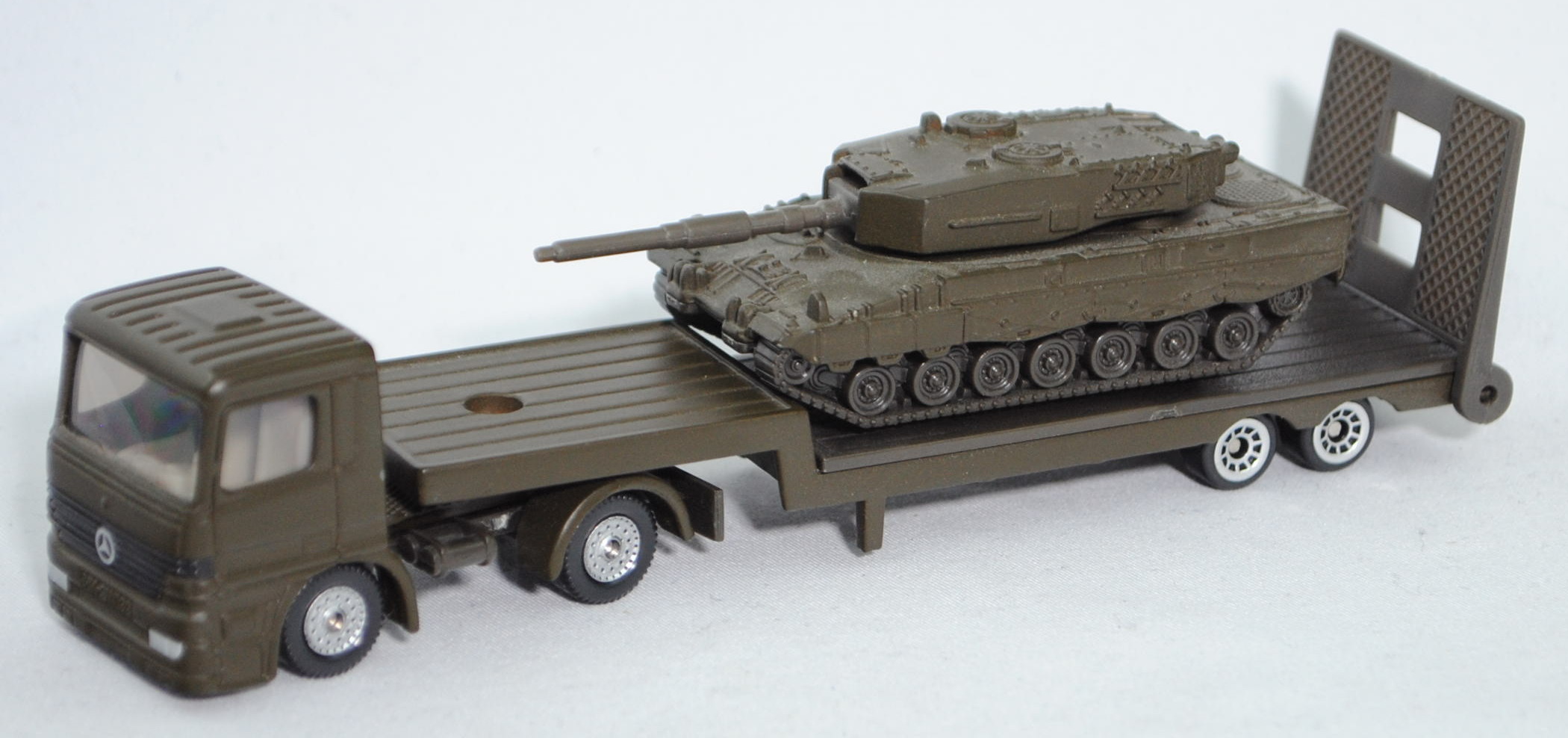 00000 Mercedes-Benz Actros M (Mod. 96-02) Tieflader mit Kampfpanzer Leopard 2A6, grauoliv, ca. 1:84