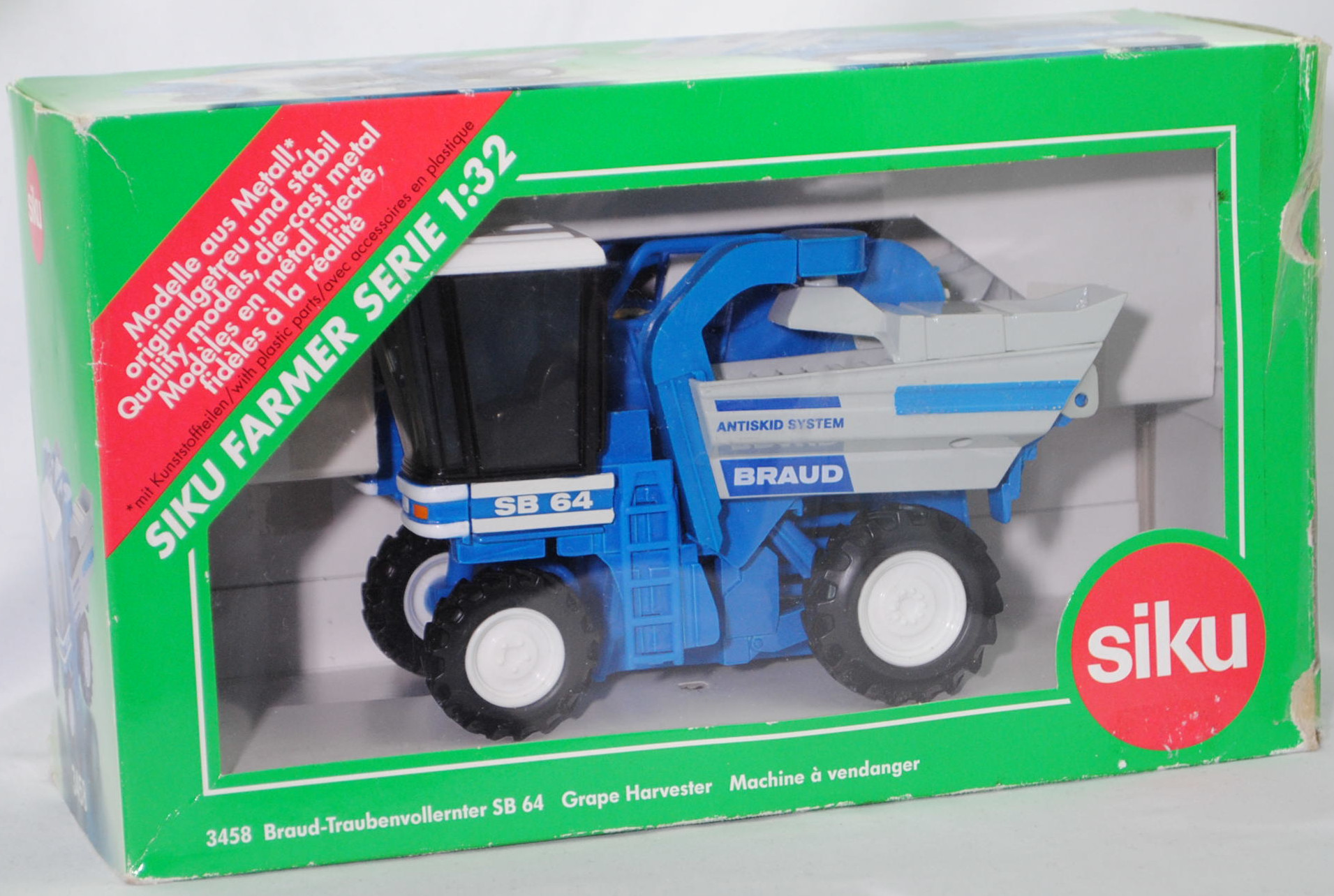 00000 New Holland Braud Traubenvollernter SB64 (Hochleistungs-Baureihe SB, Modell 1994-2000), blau/weiß/grau, SB 64 / ANTISKID SYSTEM, SIKU FARMER 1:32, L15 m-