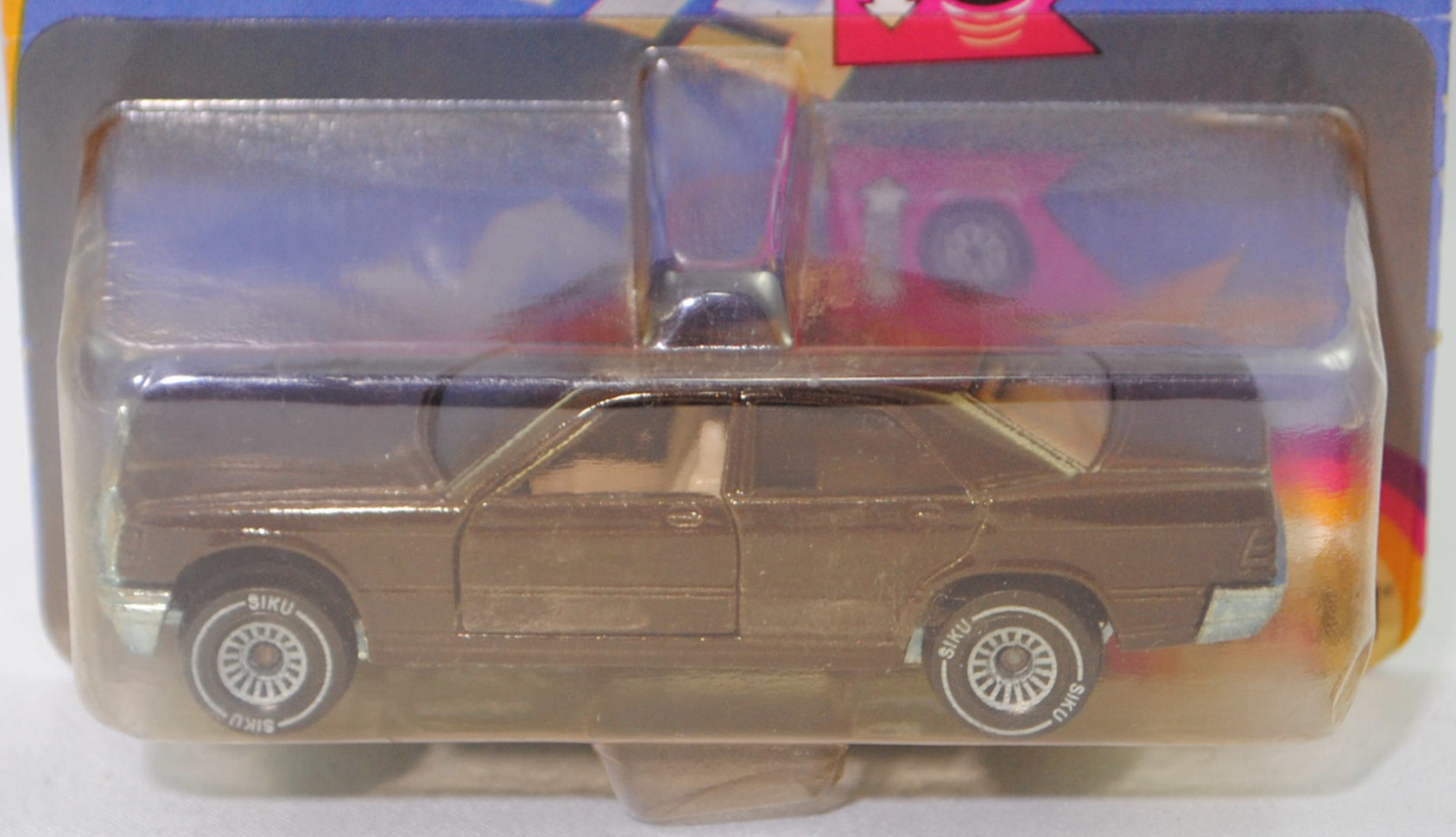 00001 Mercedes-Benz 190 E (1. Generation, W 201, Vor-MoPf, Modell 1982-1988), schokoladenbraun, Kühlergrill und Frontscheinwerfer mit Wabenprägung, SIKU SUPER, 1:55, P21 vergilbt