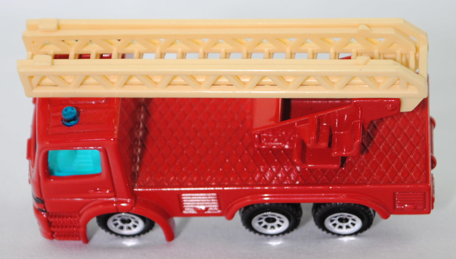 00004 Metz Hubrettungsfahrzeug DL 23-12 S auf Fahrgestell Mercedes-Benz Atego (Modell 1998-2004) (Feuerwehr-Drehleiter), signalrot, Leiter cremeweiß, C1 chrom, SIKU SUPER, 1:80, m