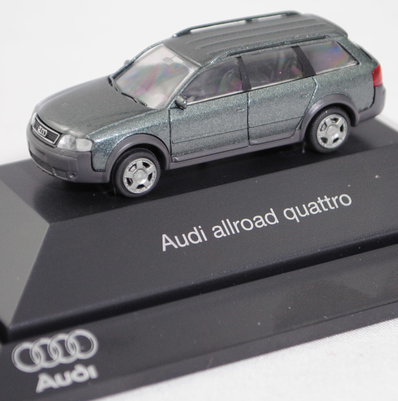 Audi allroad quattro 2.7 T (C5, Typ 4B, Mod. 2000-2002), hochlandgrün met. (7S / LY6J), Rietze, 1:87, Werbebox m-