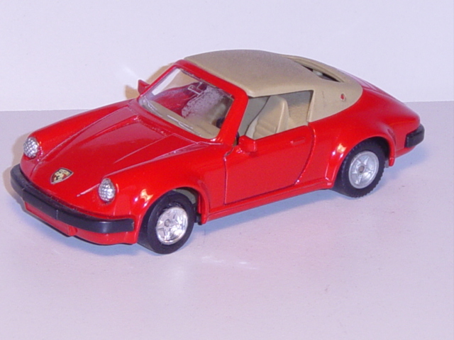 Porsche 911 SC, verkehrsrot, Vordertüren zu öffnen, Verdeck abnehmbar, mit Rückziehmotor, MC TOY, 1: