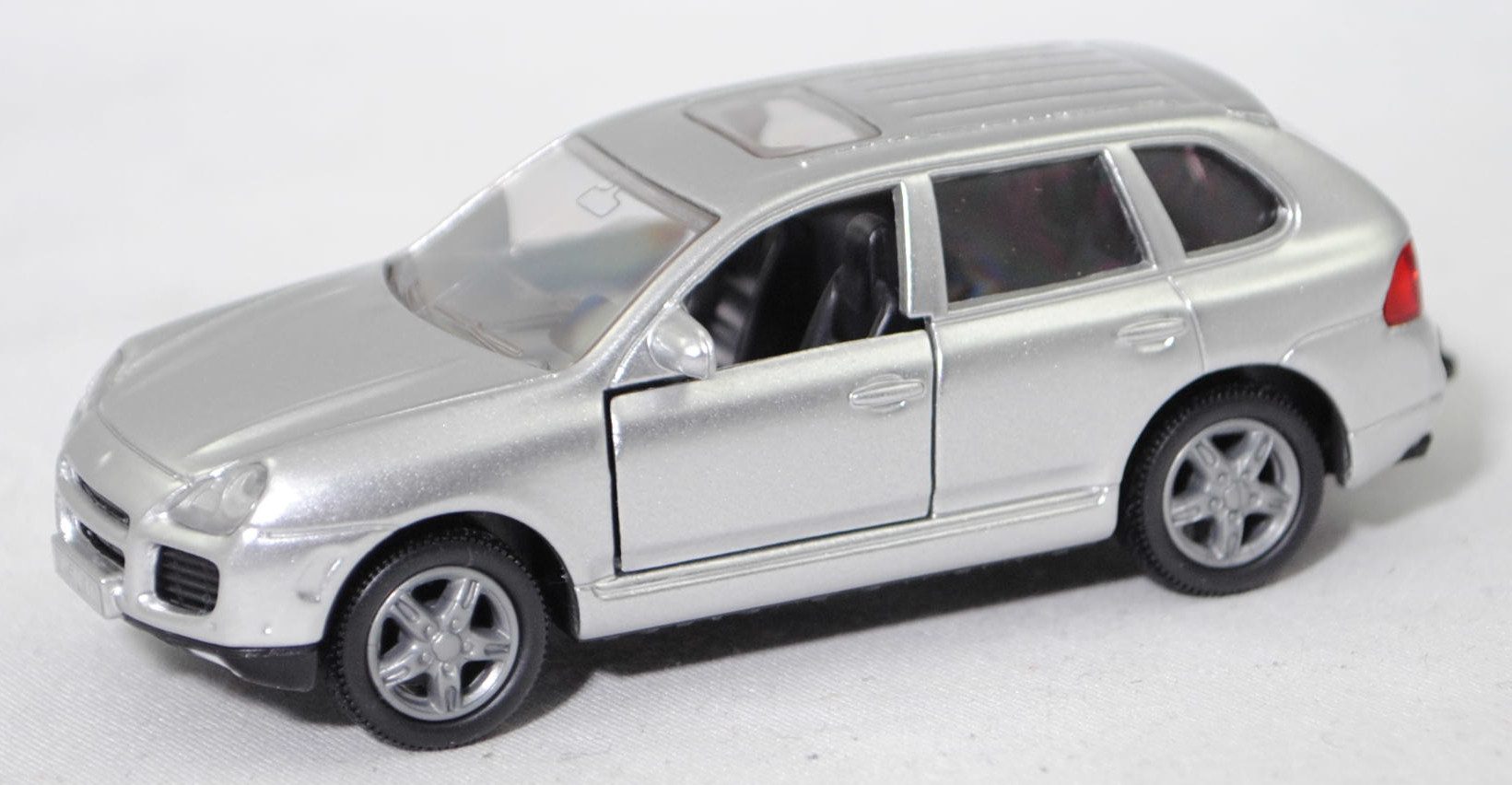 00000 Porsche Cayenne Turbo (1. Generation, Typ 9PA, Vorfacelift, Modell 2002-2006), weißaluminiummetallic, Sicke auf Heckklappe in Höhe Heckscheibe, SIKU SUPER, 1:57, m