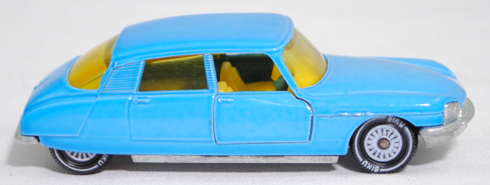 00005 Citroen DS 21 (2. Generation D-Modelle, Vorfacelift, Modell 1967-1968), hell-himmelblau, innen zinkgelb, Germ, R11 gerillt, SIKU SUPER, 1:61, m