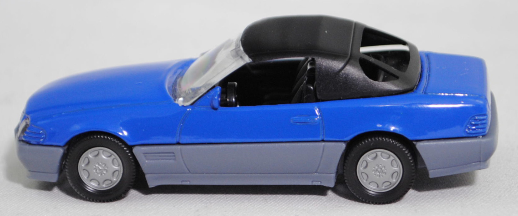 00001 Mercedes-Benz 500 SL mit Verdeck (Hardtop) (R 129, Modell 1989-1992), hell-enzianblau/fehgrau, Scheibe seitlich unlackiert, Heckklappe ohne Stern, Germ, B7, SIKU, 1:55, m
