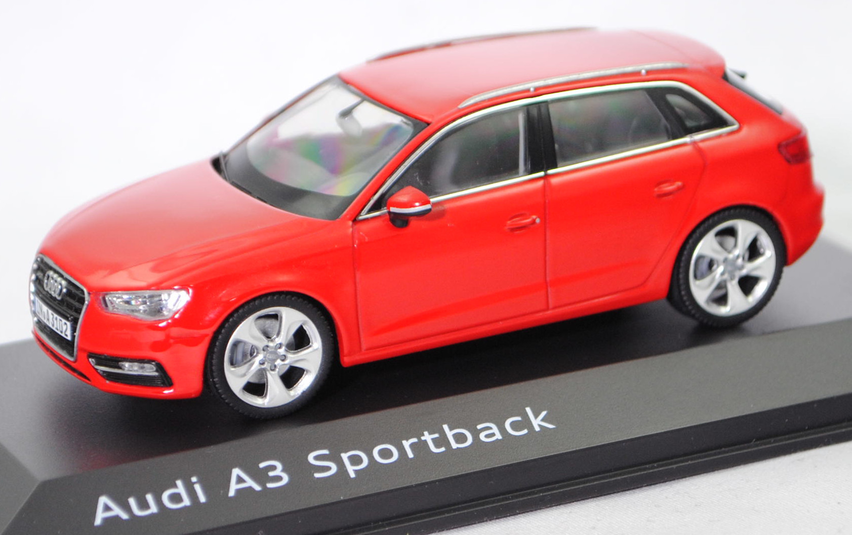 Audi A3 Sportback Ambiente (3. Generation, Typ 8VA, Vorfacelift, Modell 2013-2016), misanorot perleffekt (N9, Lacknummer LZ3M), Schuco, 1:43, Werbeschachtel