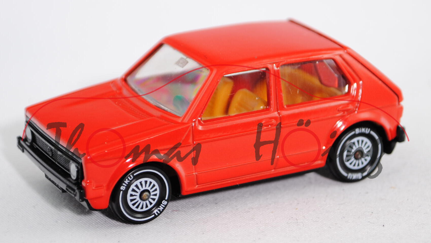 00005 VW Golf I LS (Typ 17, Facelift 1, Modell 1978-1980), verkehrsrot, innen safrangelb, Lenkrad sc